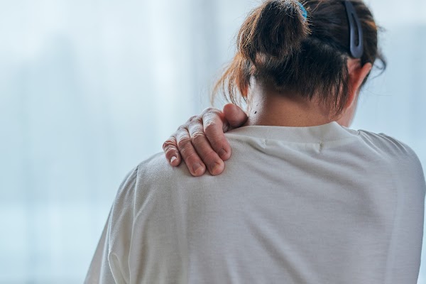 肩こりによるつらさに悩んでいる様子