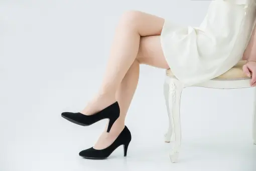 脚を組んで座っている女性の写真です。