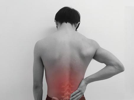 腰痛で悩んでいる男性の写真です。