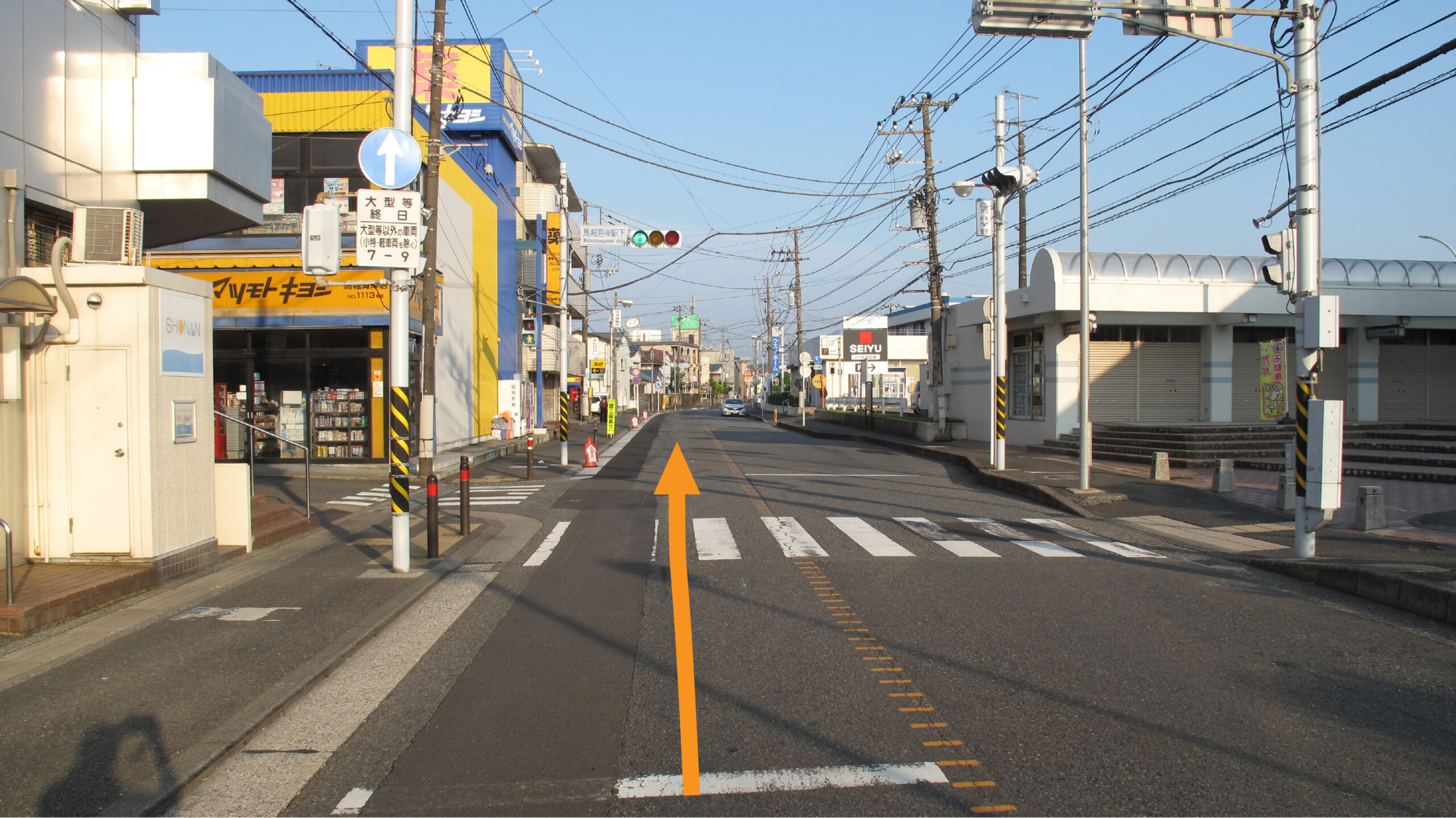 馬堀駅前信号直進を矢印で表示している写真です。