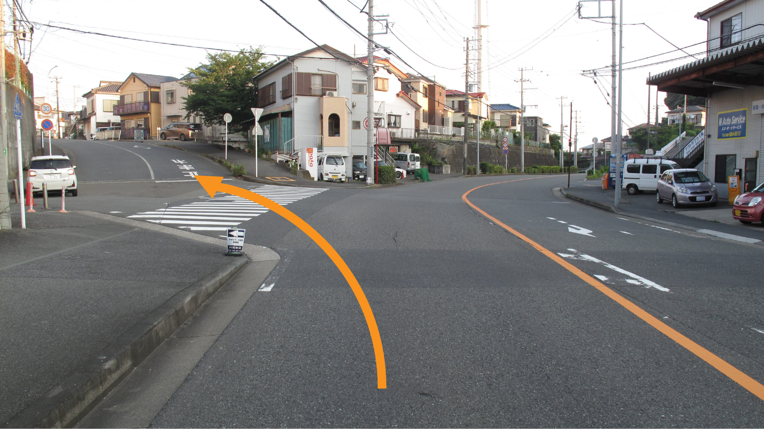 横須賀横浜道路高架橋を過ぎたら左折。矢印で左折を示しています。